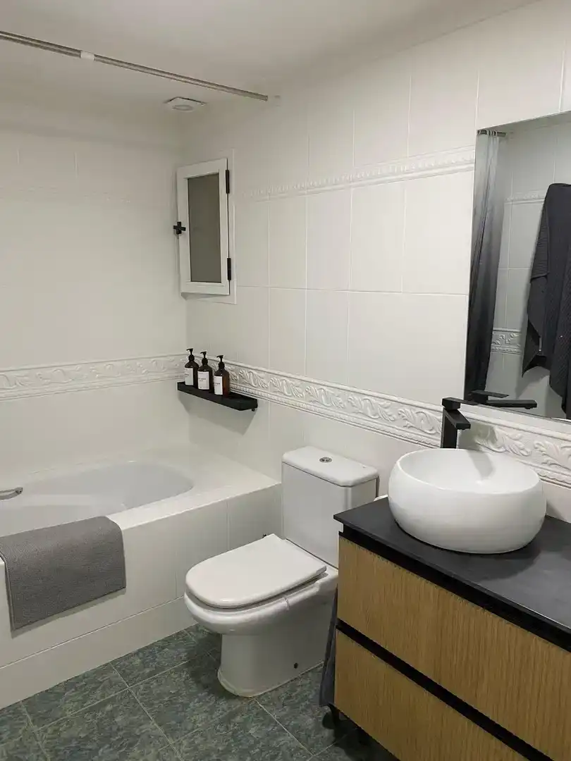 Badezimmer von Wohnung zum Verkauf in Girona Capital mit Balkon