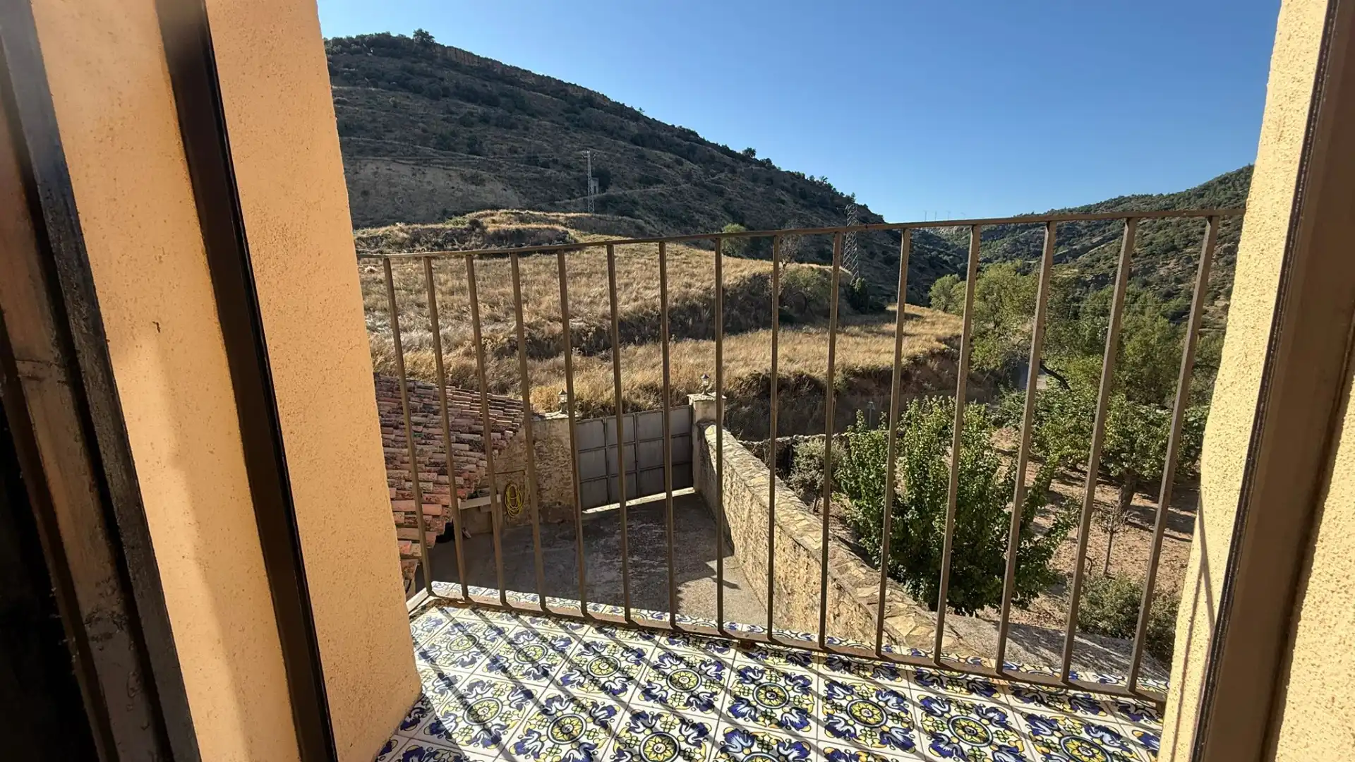 Vista exterior de Casa o xalet en venda en Castellote amb Terrassa, Traster i Moblat
