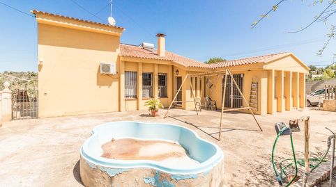 CHALET URBANO CON PISCINA, PISTA DE TENIS Y DE FRONTÓN