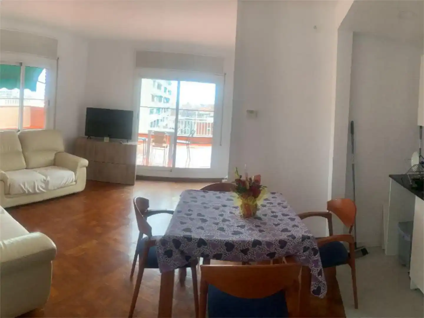 Menjador de Àtic per a compartir en Barcelona amb Aire condicionat, Parquet i Moblat