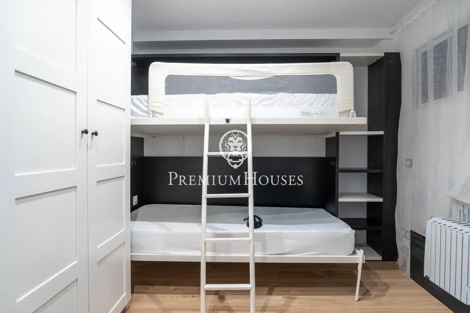 Schlafzimmer von Erdgeschoss zum Verkauf in Sant Pere de Ribes mit Klimaanlage, Heizung und Privatgarten