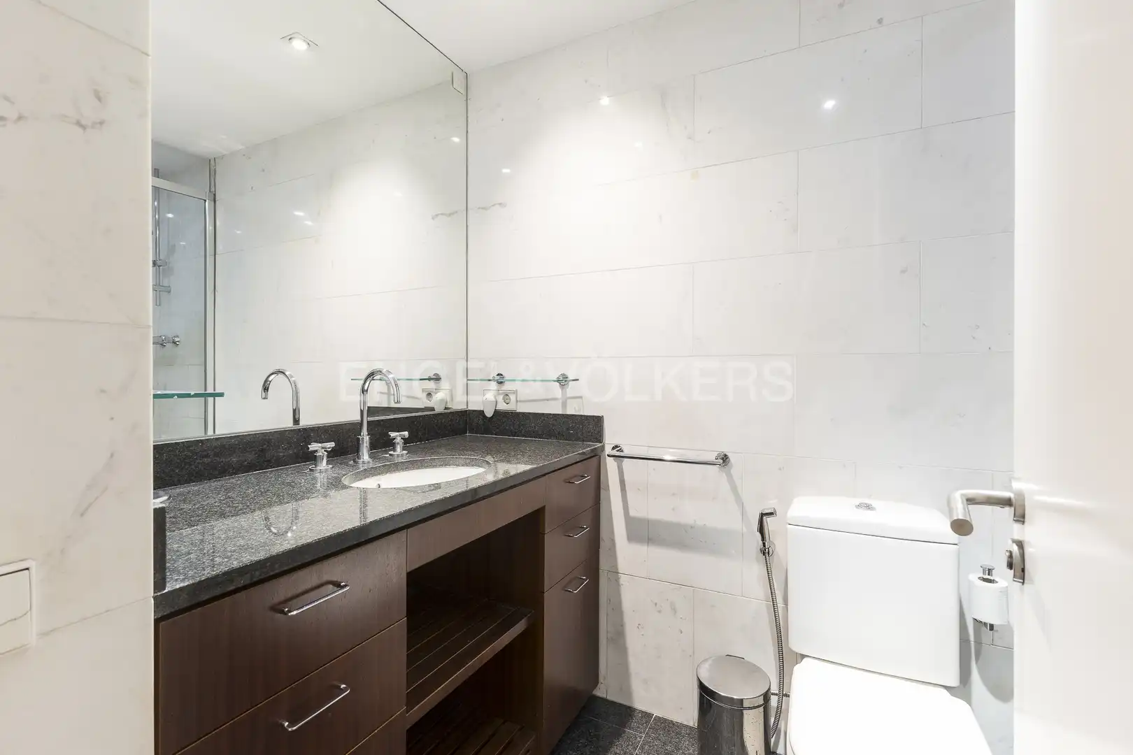 Baño de Piso de alquiler en Barcelona con Aire acondicionado, Calefacción y Jardín privado