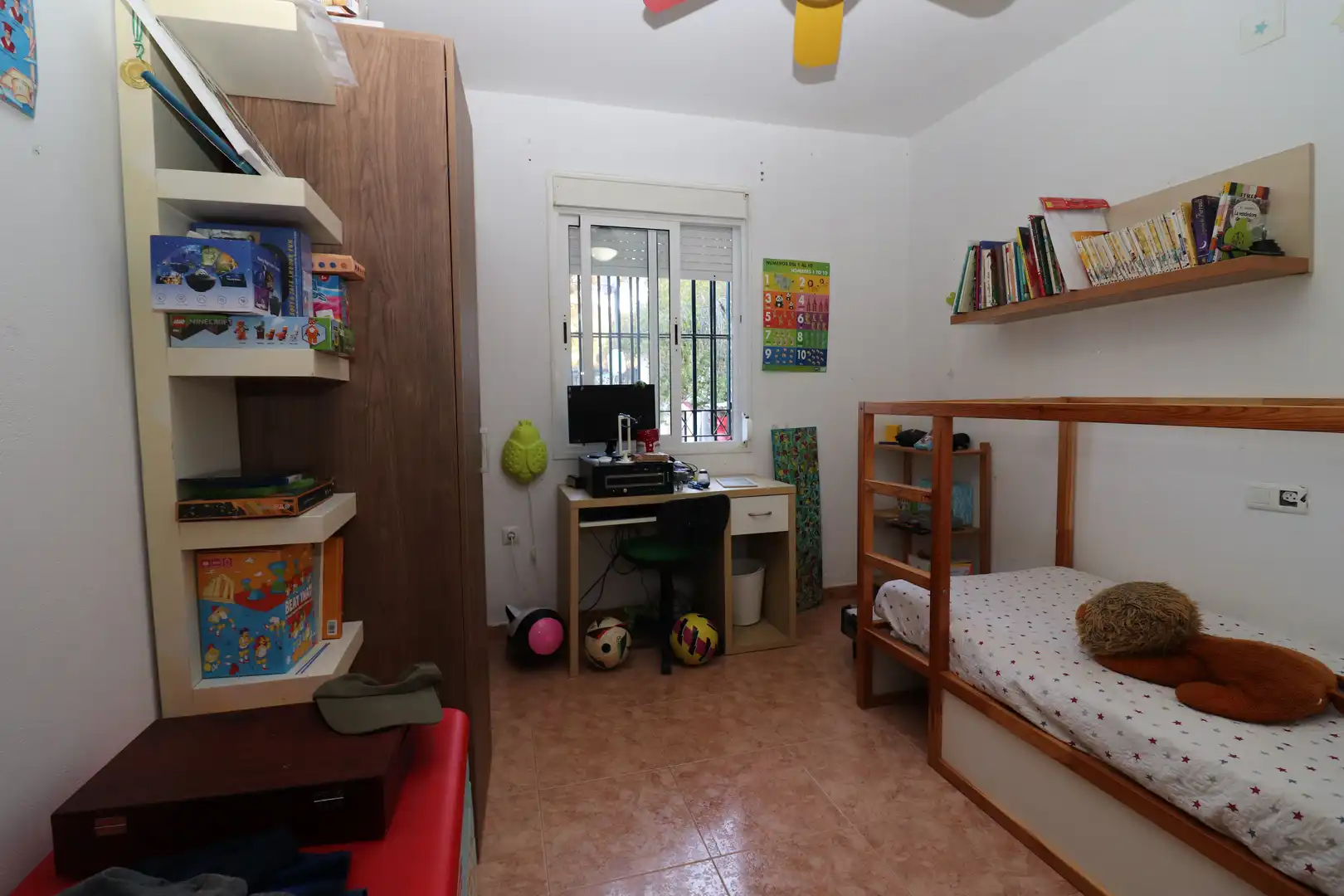 Dormitori de Finca rústica en venda en Aljaraque amb Jardí privat, Piscina i Moblat