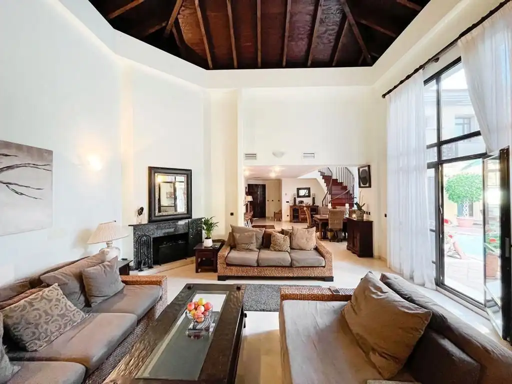 Sala d'estar de Casa o xalet de lloguer en Marbella amb Aire condicionat, Jardí privat i Piscina
