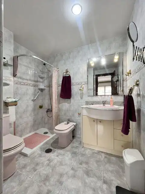 Badezimmer von Wohnung zum Verkauf in Gijón  mit Heizung, Parkett und Terrasse