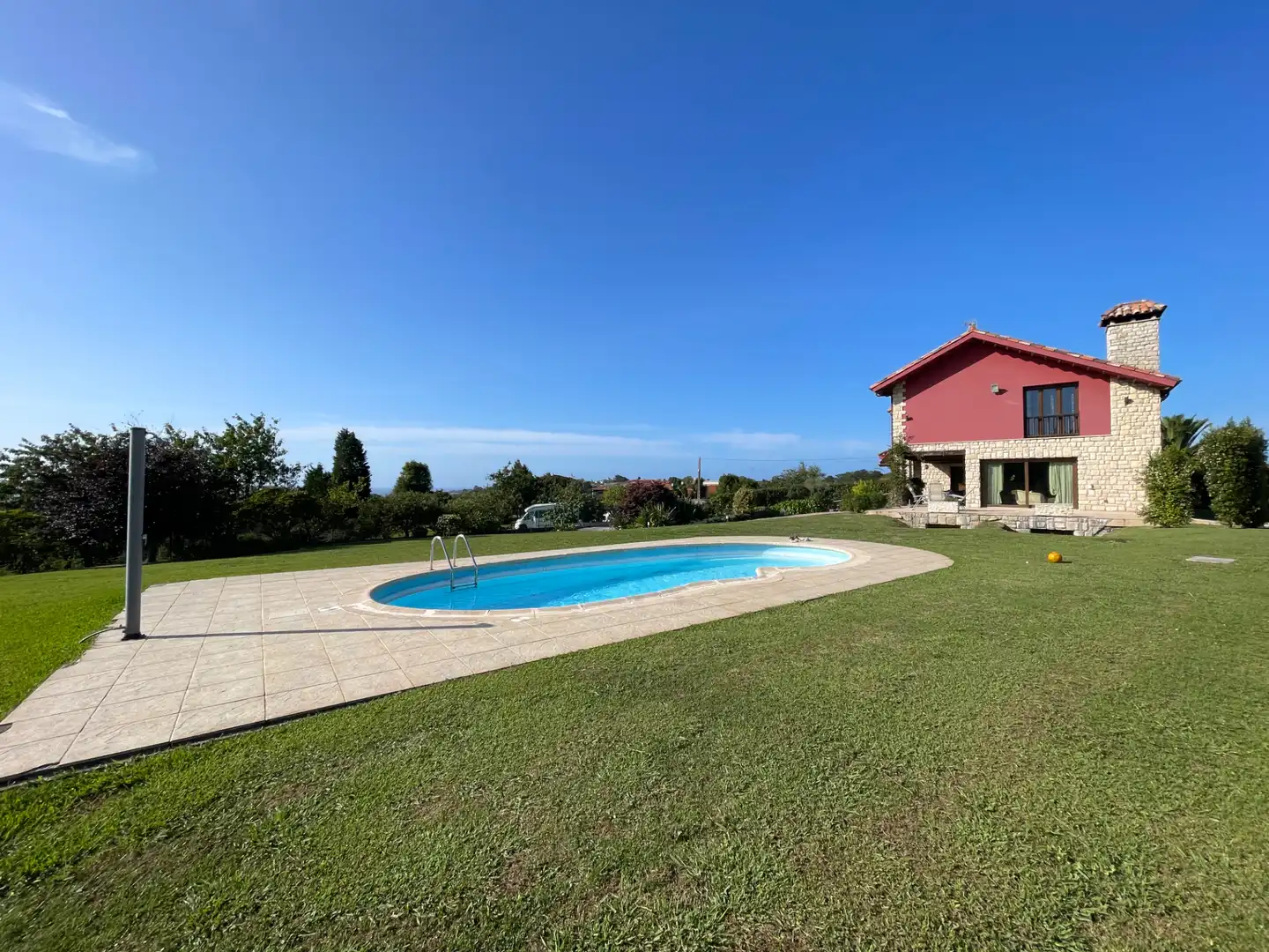 Piscina de Casa o xalet en venda en Gijón  amb Calefacció, Jardí privat i Parquet