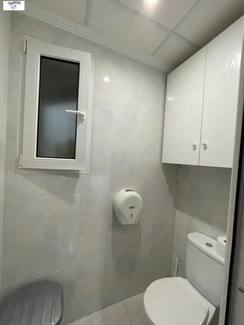 Badezimmer von Büro zur Miete in Albacete mit Heizung