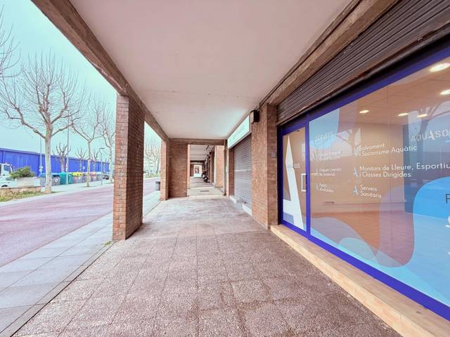 Local comercial en Alquiler en Les Comes