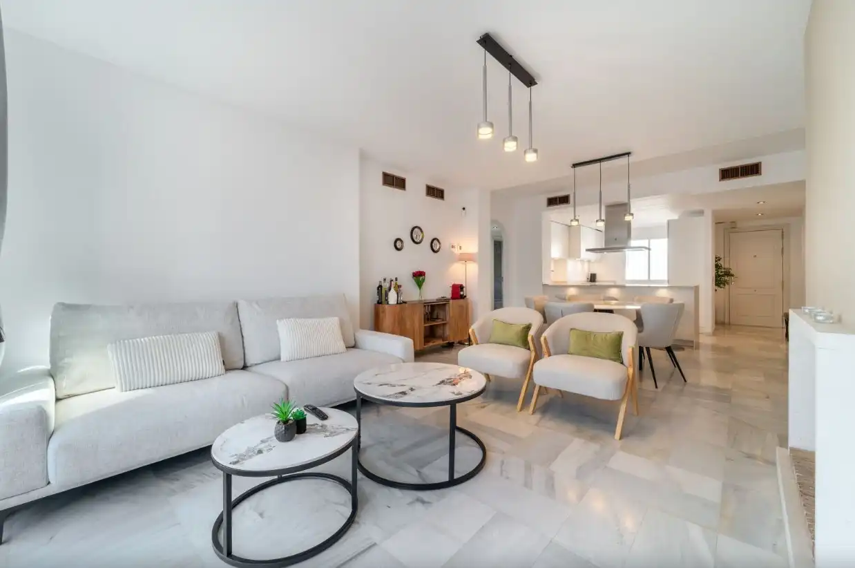 Sala d'estar de Dúplex en venda en Marbella amb Aire condicionat, Calefacció i Jardí privat