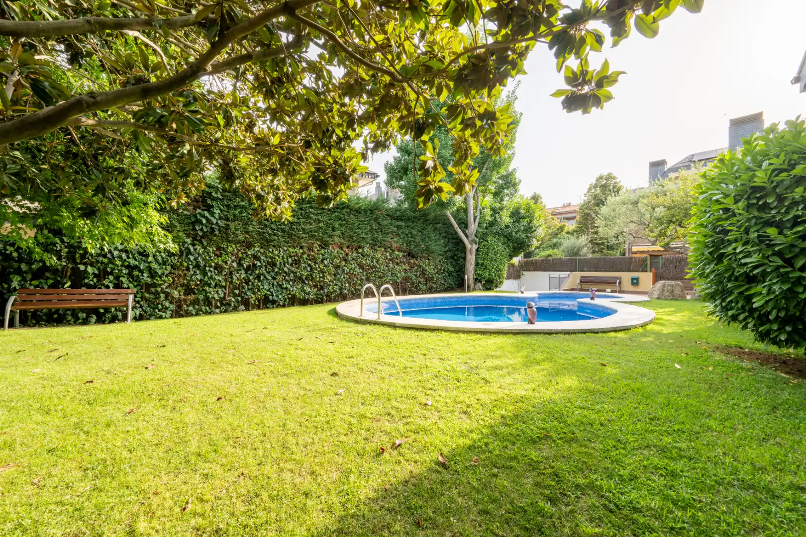 Piscina de Casa adosada en venda en Sant Cugat del Vallès amb Calefacció, Jardí privat i Parquet