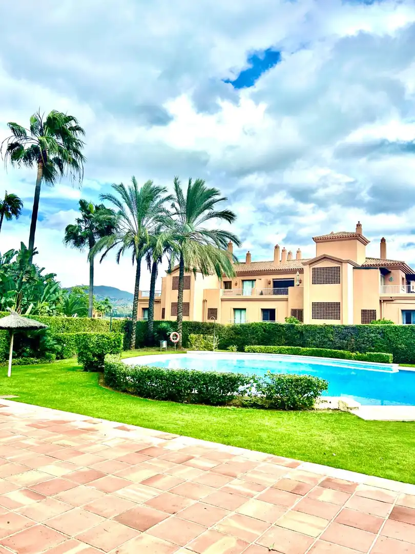 Vista exterior de Casa adosada en venta en Estepona con Aire acondicionado, Jardín privado y Amueblado