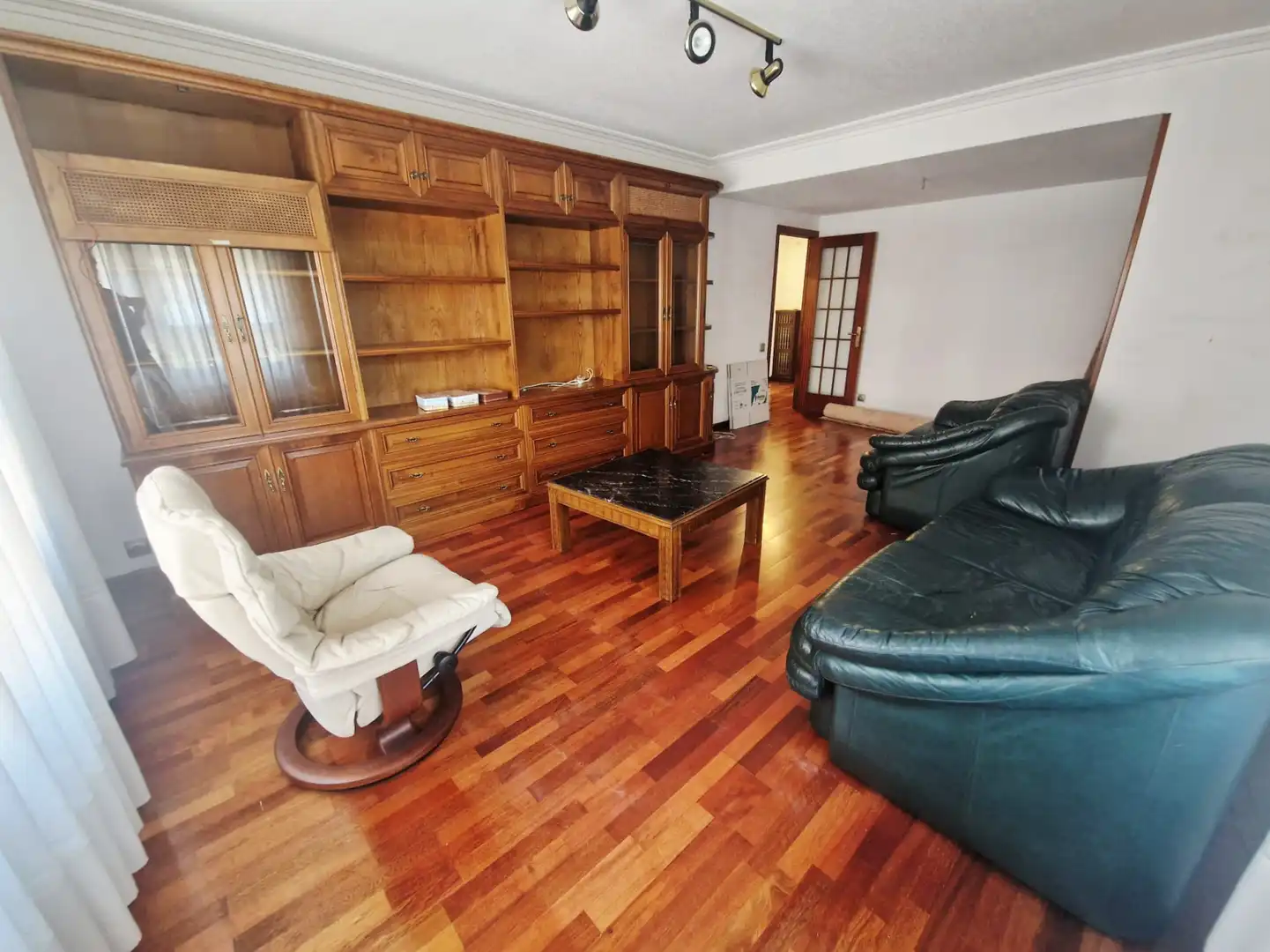 Sala d'estar de Pis en venda en Avilés amb Calefacció, Jardí privat i Parquet