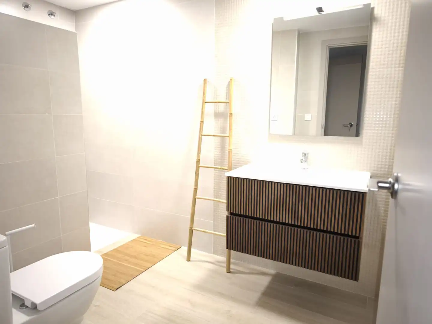 Badezimmer von Wohnung zur Miete in Valencia mit Klimaanlage, Möbliert und Balkon