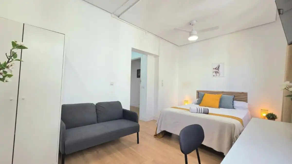 Dormitori de Apartament de lloguer en Madrid amb Moblat, Forn i Rentadora