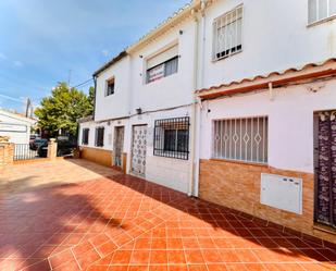 Vista exterior de Casa adosada en venda en Jun amb Terrassa