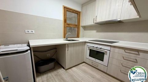 En venta apartamento reformado 2 dormitorios en el centro de Roses a 50m del mar, imatge 3