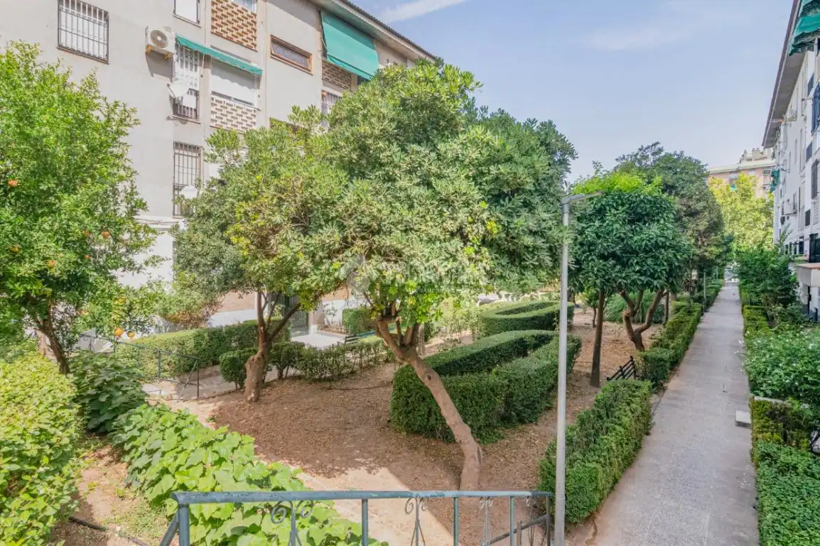 Vista exterior de Piso en venta en Granada con Calefacción, Amueblado y Balcón