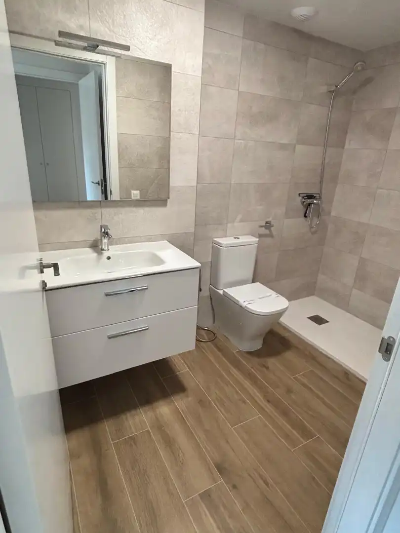 Baño de Piso de alquiler en Quart de Poblet con Aire acondicionado, Calefacción y Trastero