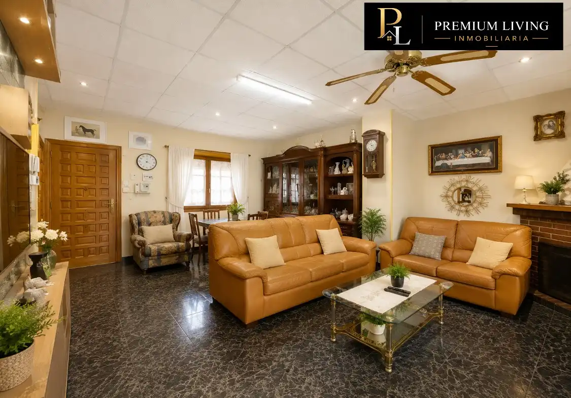 Sala d'estar de Casa o xalet en venda en Zaragoza amb Aire condicionat, Calefacció i Jardí privat