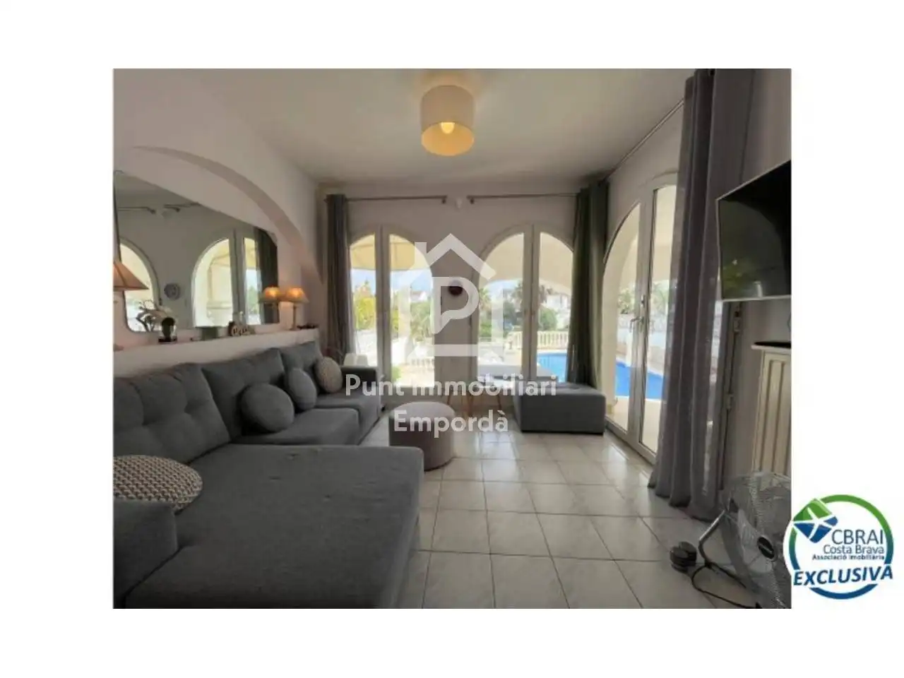 Sala d'estar de Casa o xalet en venda en Empuriabrava amb Aire condicionat, Calefacció i Jardí privat