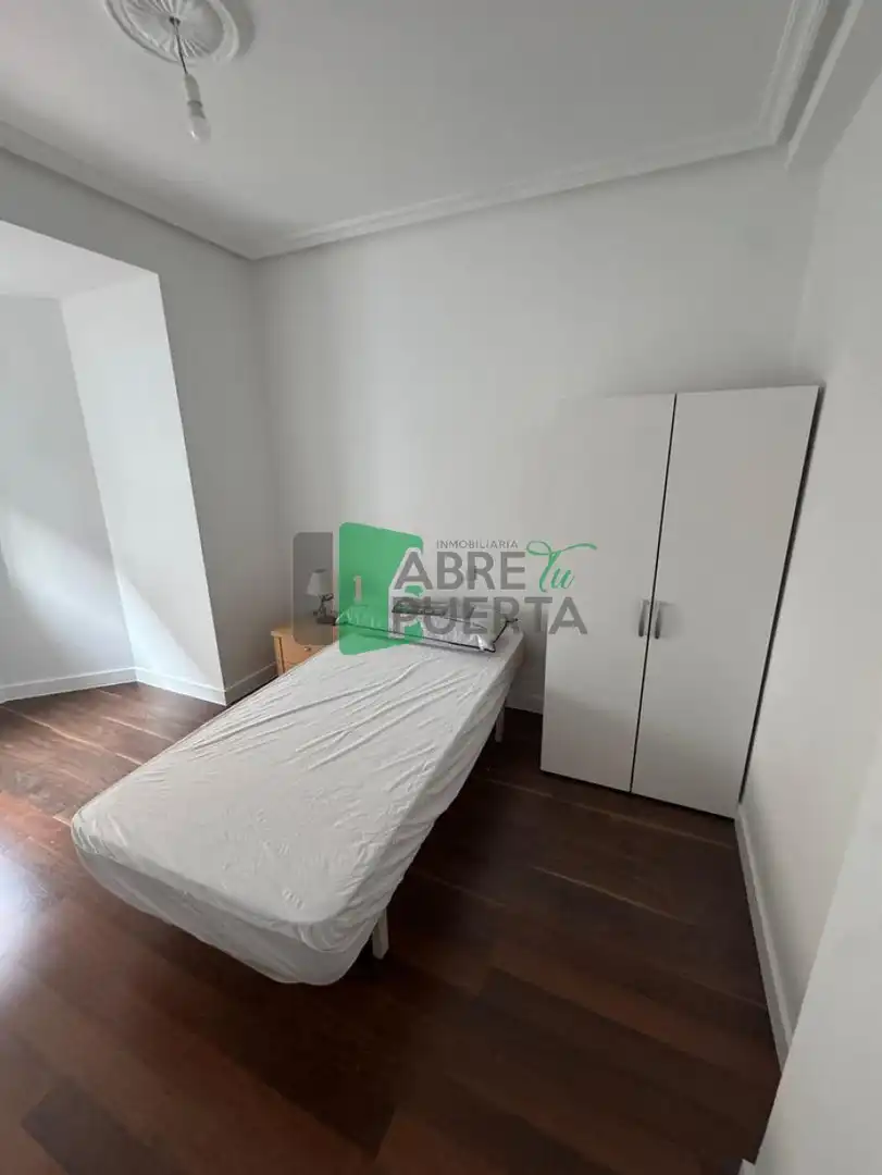 Habitación de Piso de alquiler en Ourense Capital  con Calefacción y Amueblado
