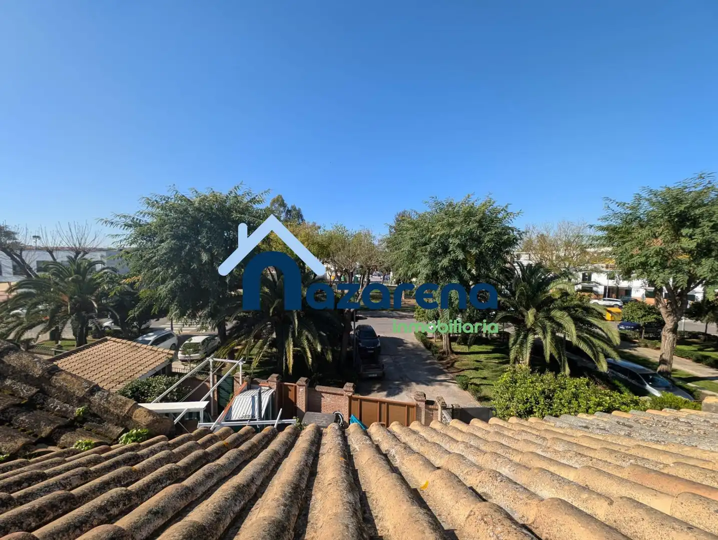 Vista exterior de Casa o xalet en venda en Dos Hermanas amb Aire condicionat, Jardí privat i Parquet