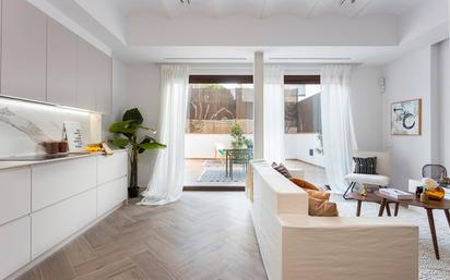 Sala d'estar de Apartament en venda en  Barcelona Capital amb Aire condicionat, Terrassa i Alarma