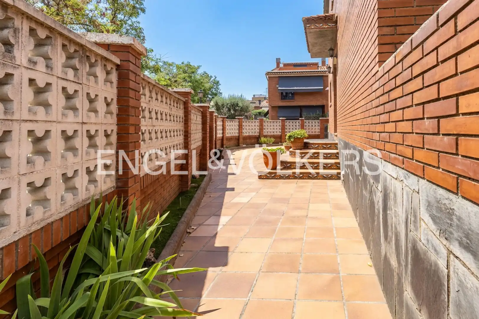 Exterior view of Detached homes for rent in Barberà del Vallès  with Air Conditioner, Heating and Private garden