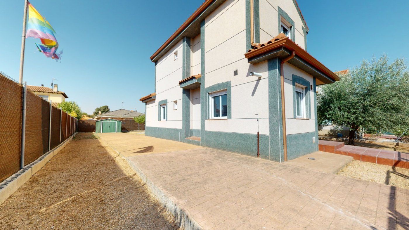 Vista exterior de Casa o xalet en venda en Chiloeches amb Calefacció, Jardí privat i Terrassa