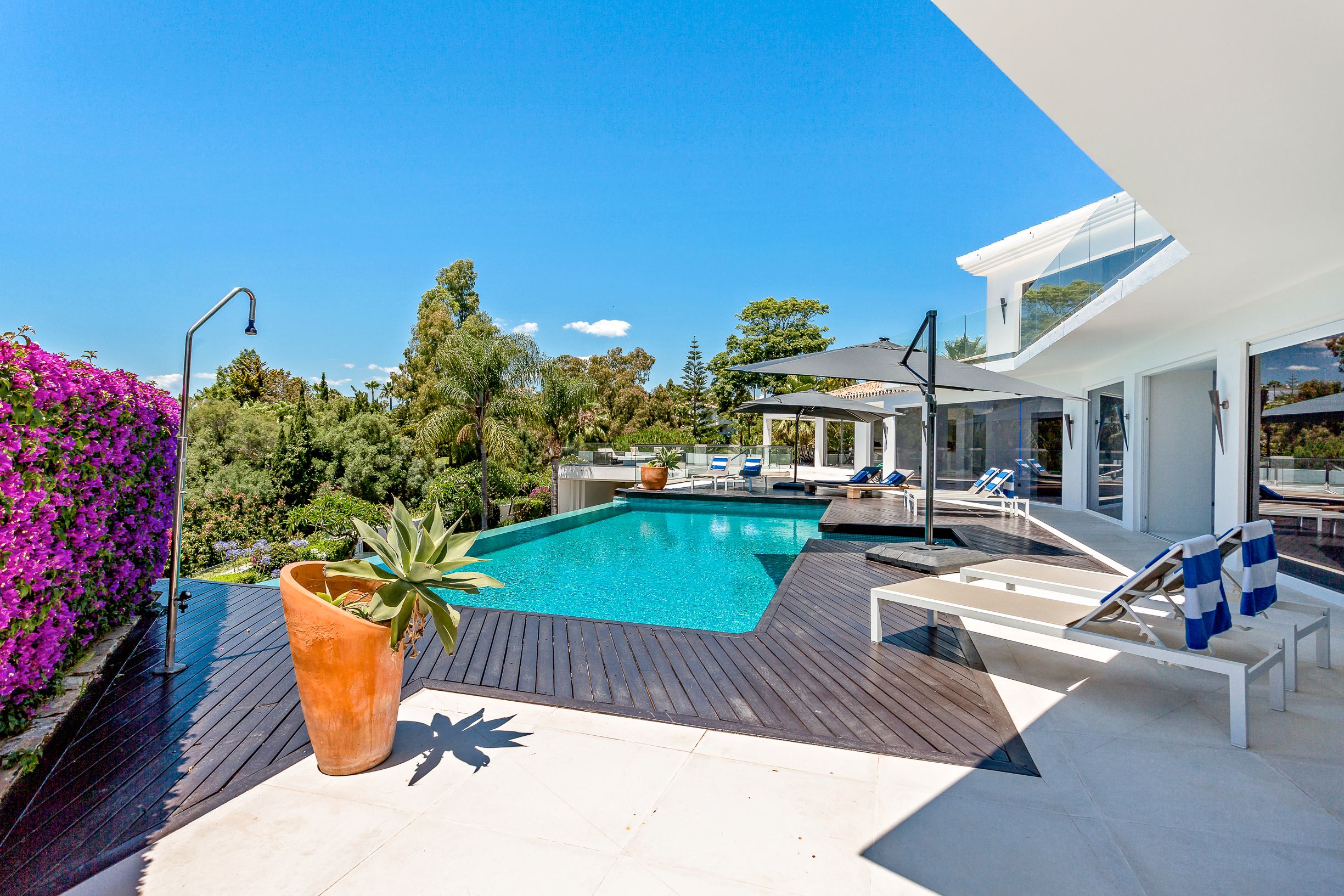 Exterior view of House or chalet for sale in Marbella  with Private garden, Terrace and Storage room