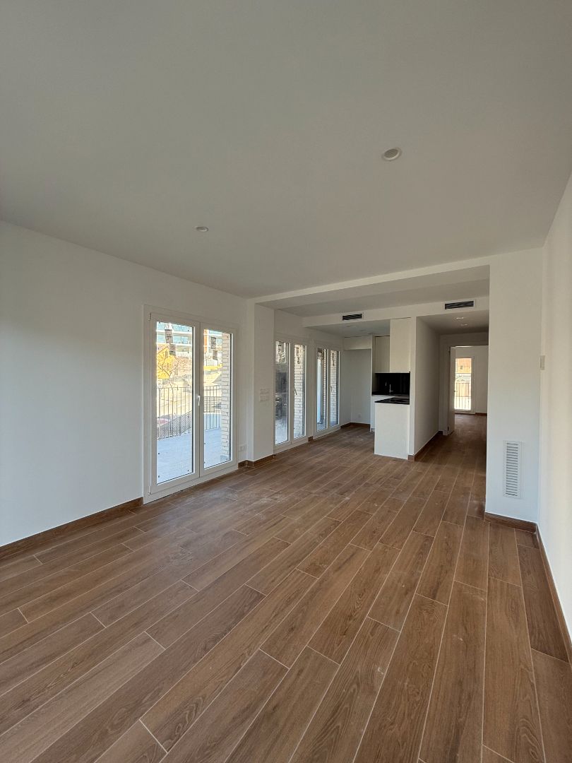 Living room of Flat to rent in Tiana  with Air Conditioner, Heating and Oven