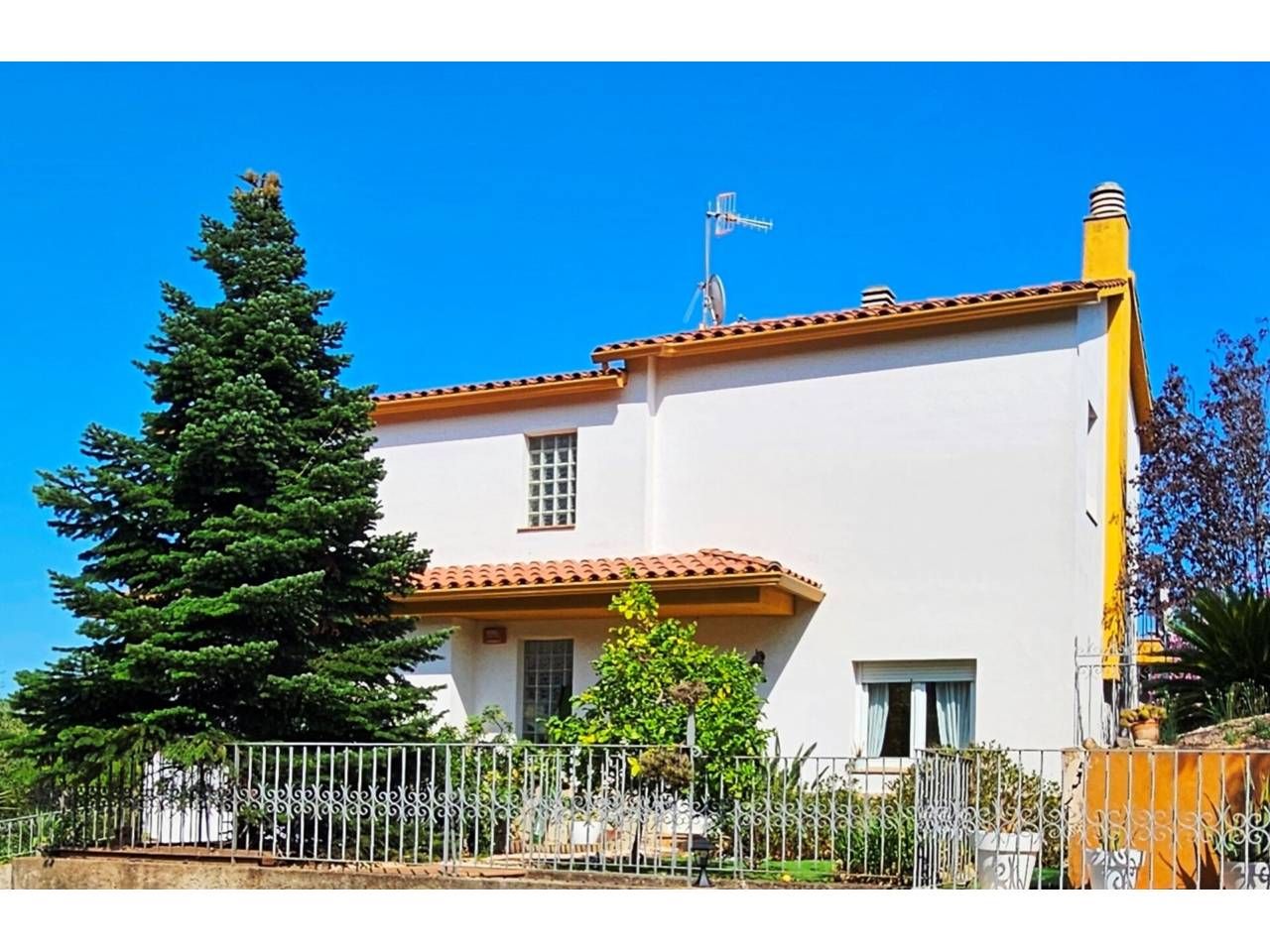 Vista exterior de Casa o xalet en venda en Blanes amb Calefacció, Jardí privat i Terrassa