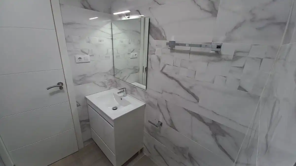 Badezimmer von Wohnung zur Miete in A Coruña Capital  mit Heizung und Parkett