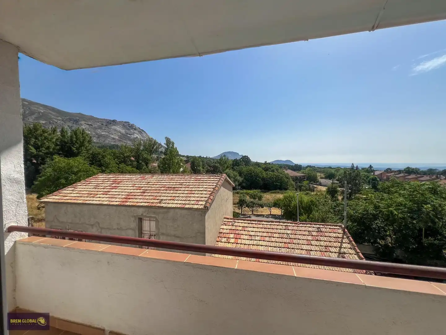 Vista exterior de Casa adosada en venda en Bustarviejo amb Calefacció, Terrassa i Balcó