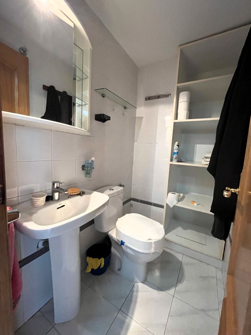 Bathroom of Flat for sale in Girona Capital  with Air Conditioner, Heating and Terrace