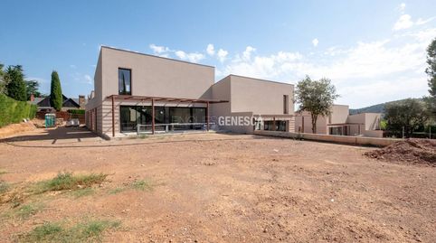 Exclusiva casa de obra nueva en venta en Matadepera con jardín privado y acabados premium