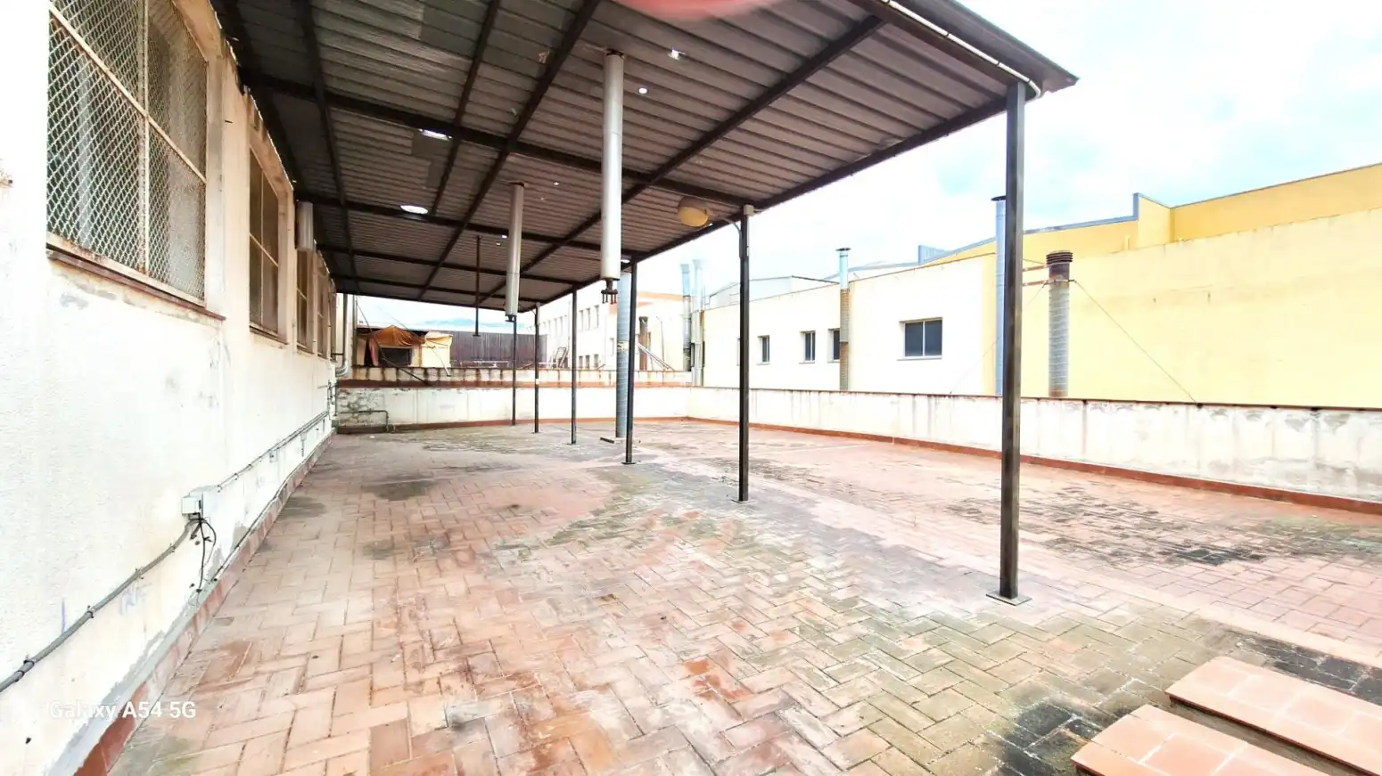 Terrasse von Fabrikhallen zur Miete in Mataró
