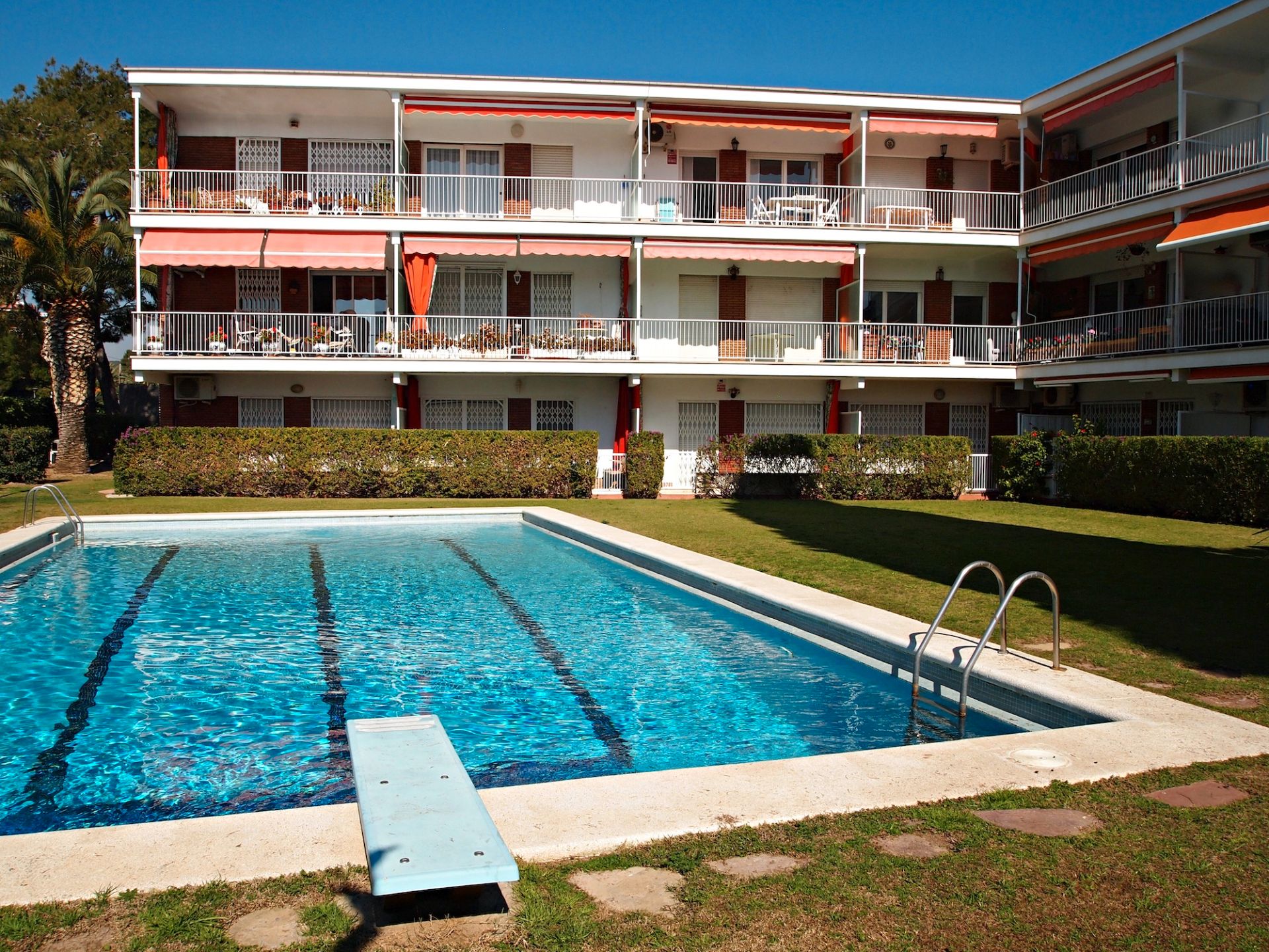 Swimming pool of Apartment for rent in Sitges  with Air Conditioner, Heating and Parquet flooring