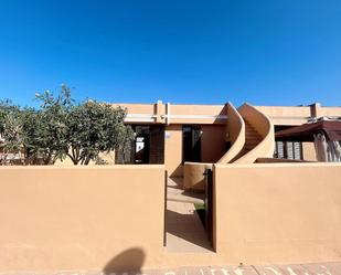 Vista exterior de Casa o xalet en venda en Adeje amb Aire condicionat i Terrassa