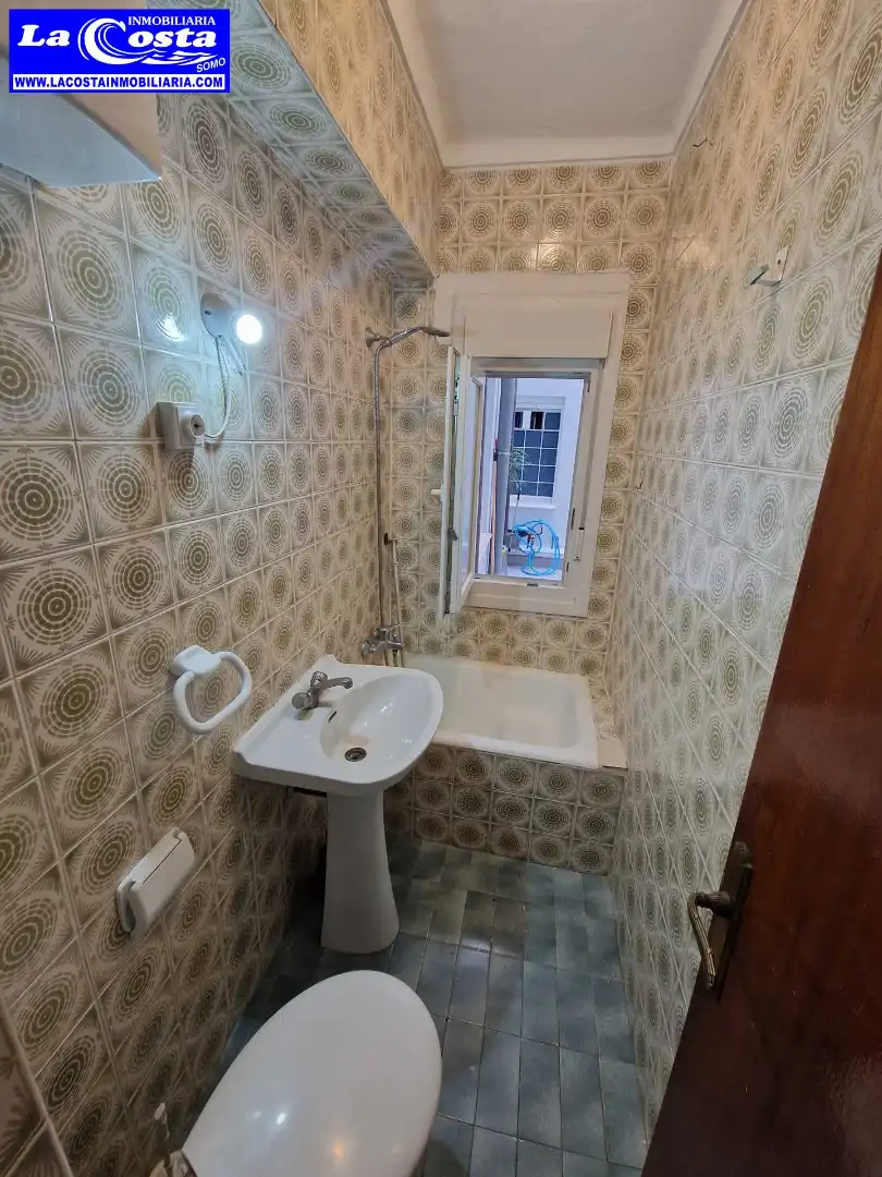 Bathroom of Flat for sale in Santander  with Parquet flooring, Oven and Washing machine