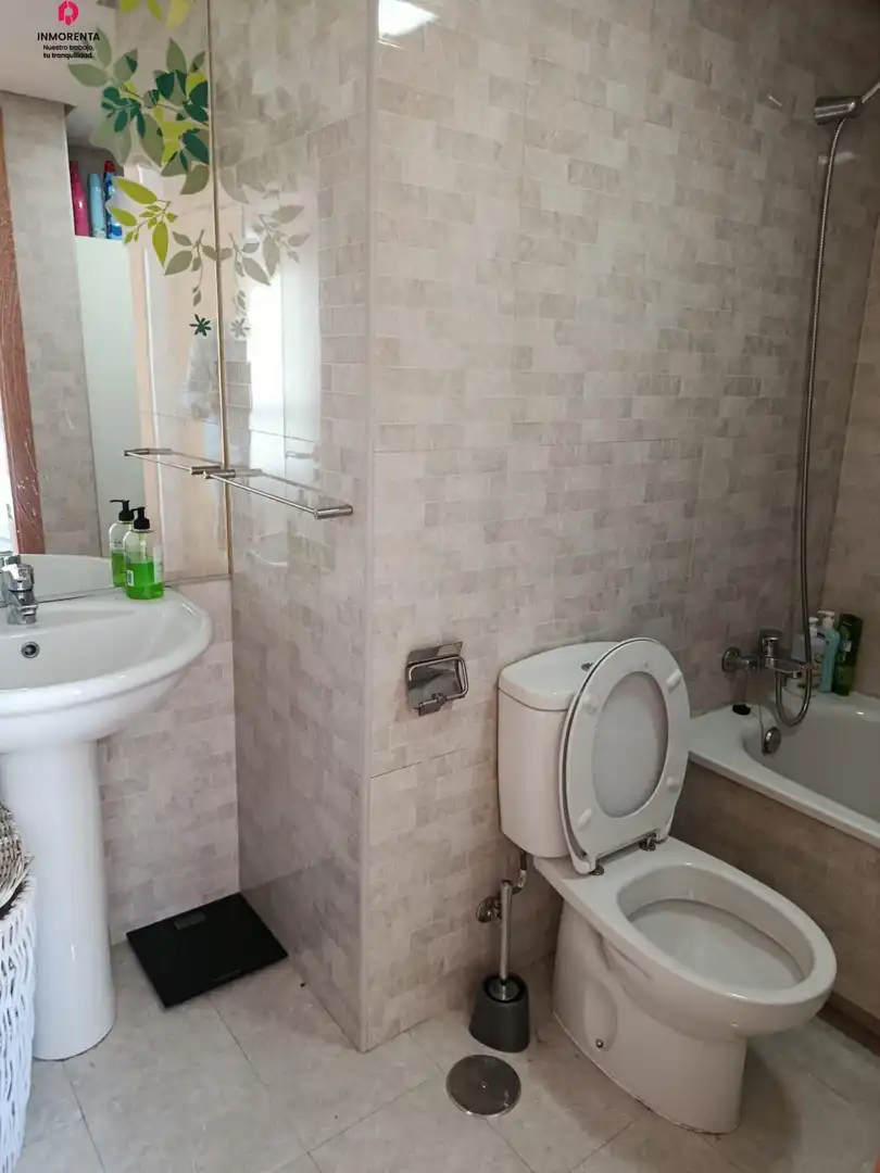Badezimmer von Wohnungen zur Miete in Madrid mit Klimaanlage, Heizung und Parkett