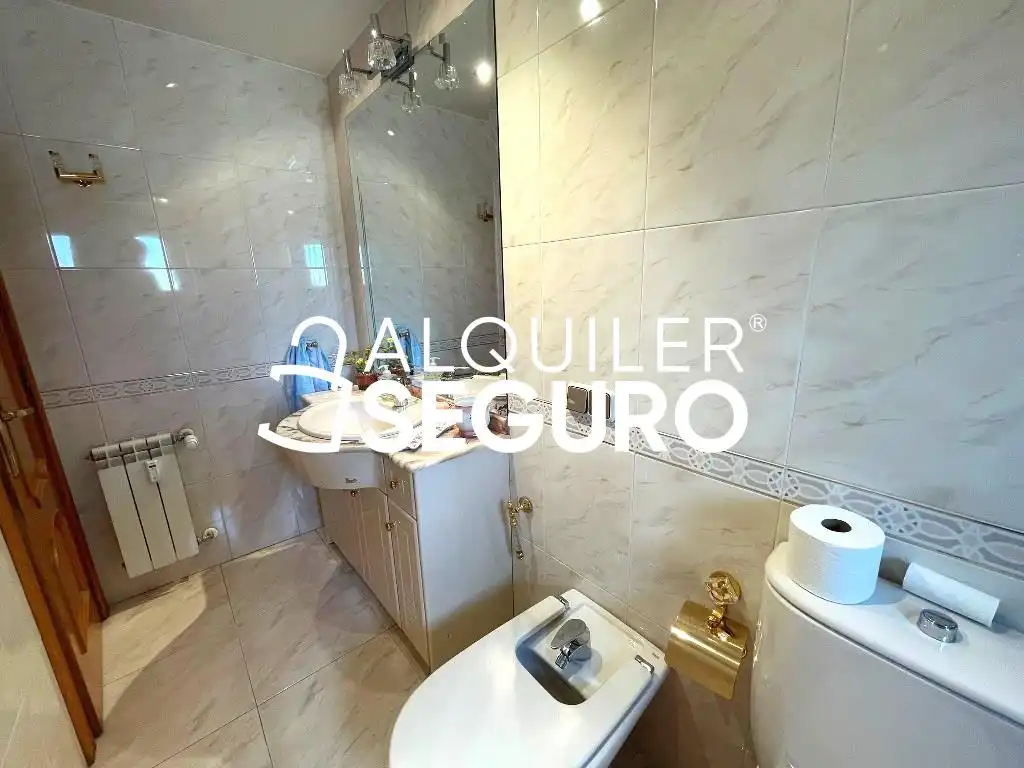 Badezimmer von Wohnung zur Miete in Madrid mit Heizung, Terrasse und Möbliert