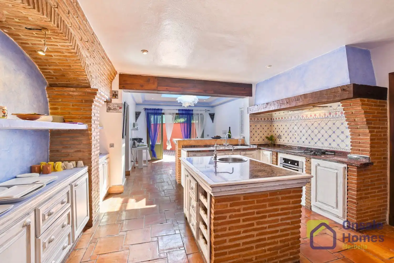 Cuina de Casa o xalet en venda en Marbella amb Aire condicionat, Jardí privat i Terrassa