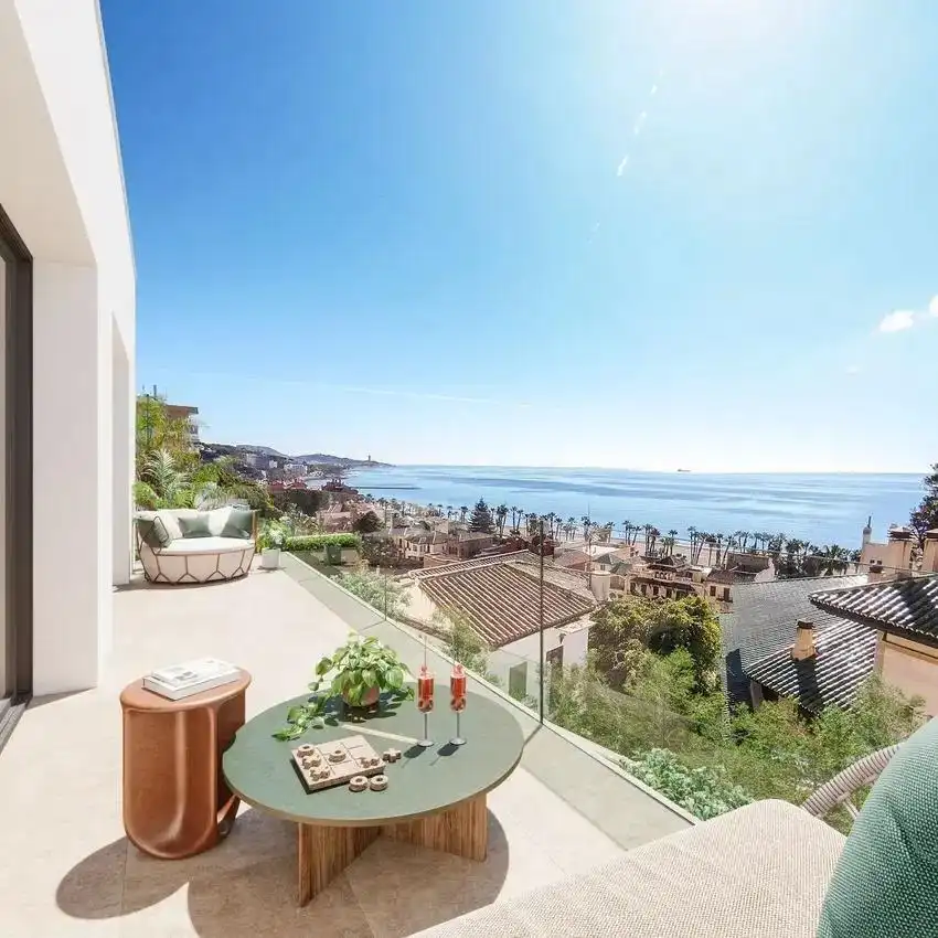 Terrasse von Einfamilien-Reihenhaus zum Verkauf in Málaga mit Klimaanlage, Privatgarten und Terrasse