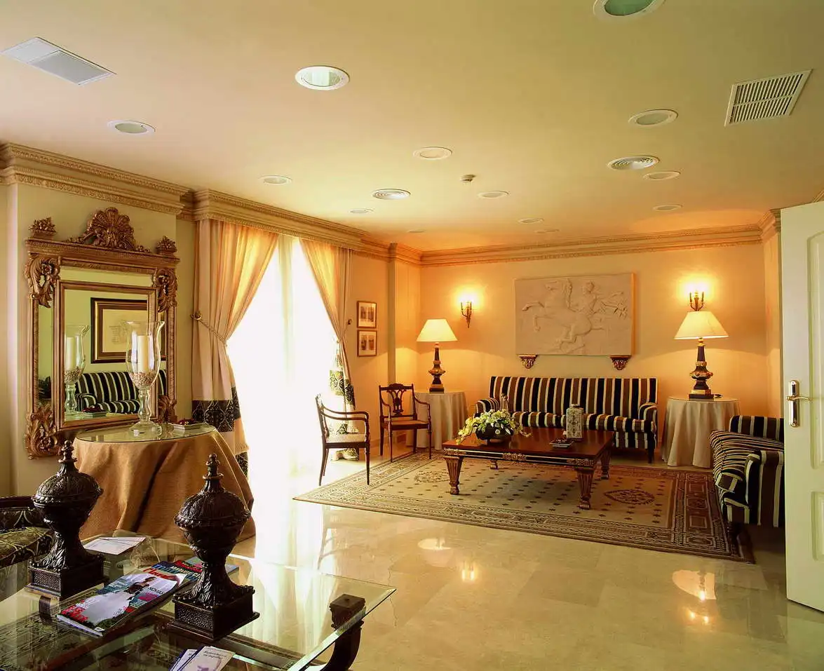 Sala de estar de Edificio en venta en Marbella con Alarma y Piscina comunitaria