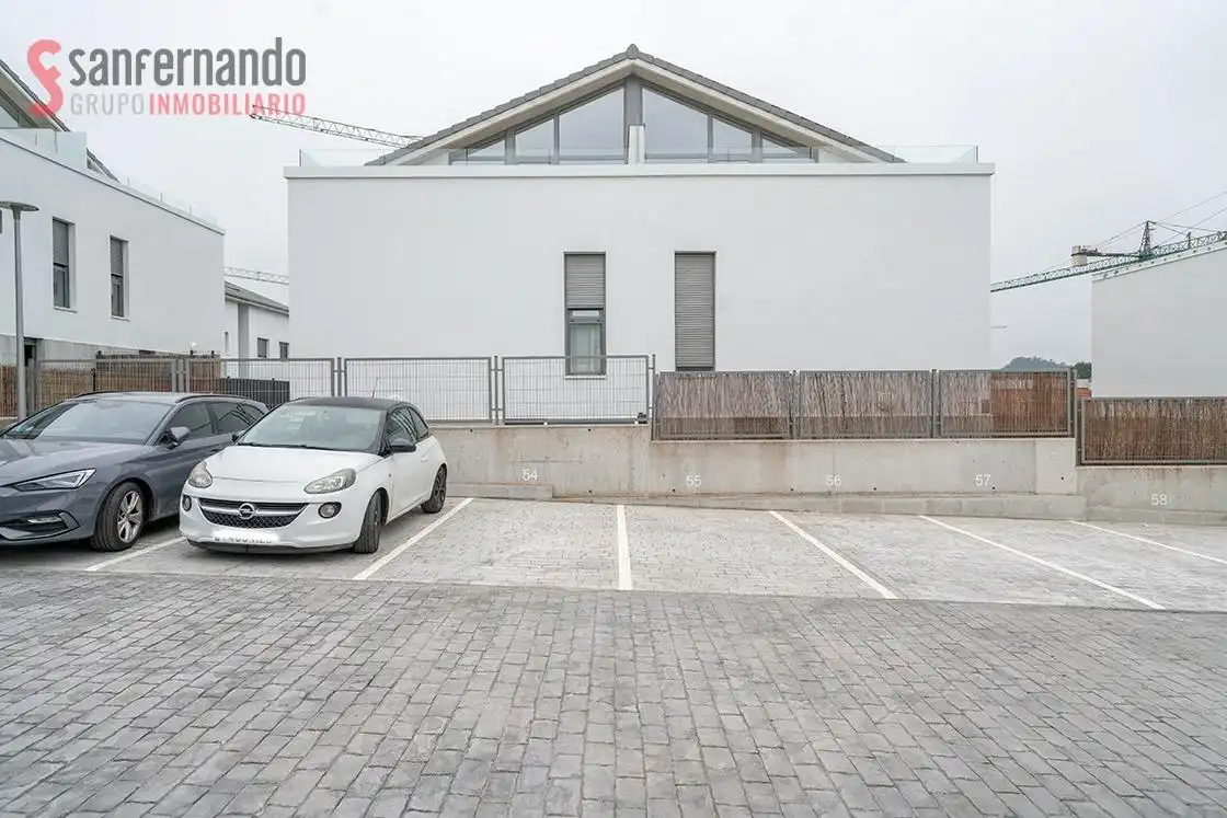 Vista exterior de Casa adosada en venta en Santa Cruz de Bezana con Calefacción, Jardín privado y Terraza