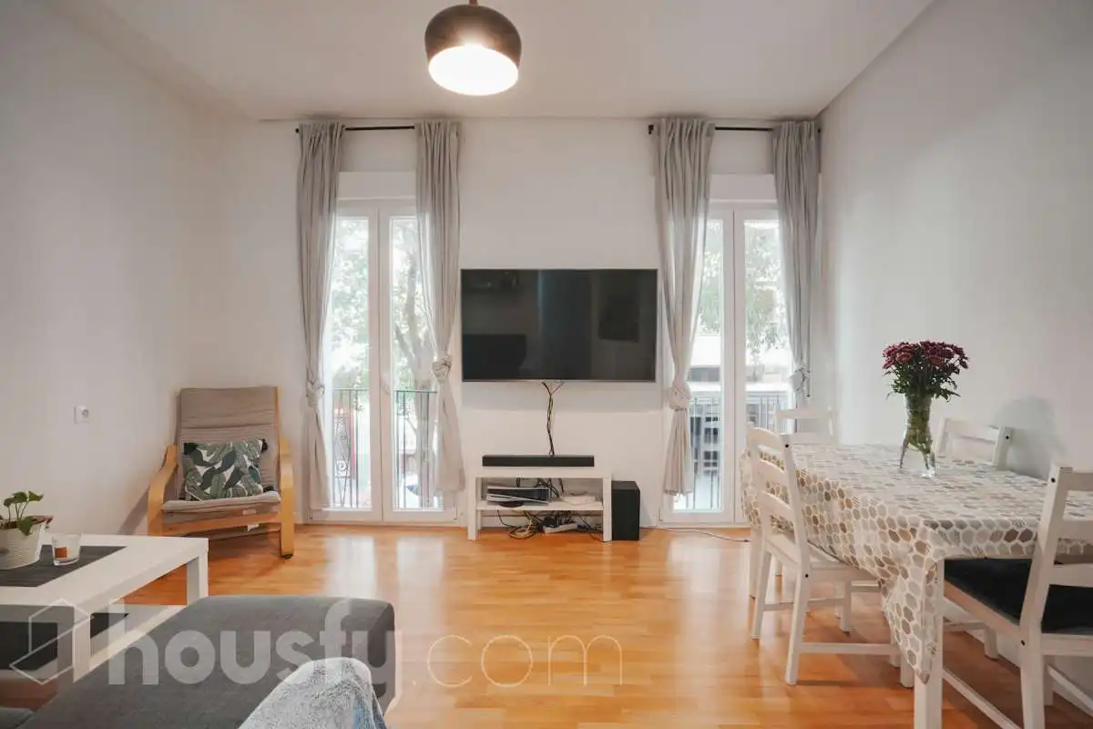 Sala de estar de Piso en venta en  Madrid Capital con Calefacción, Parquet y Amueblado