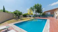 Piscina de Casa o xalet en venda en Casarrubios del Monte amb Aire condicionat, Calefacció i Jardí privat
