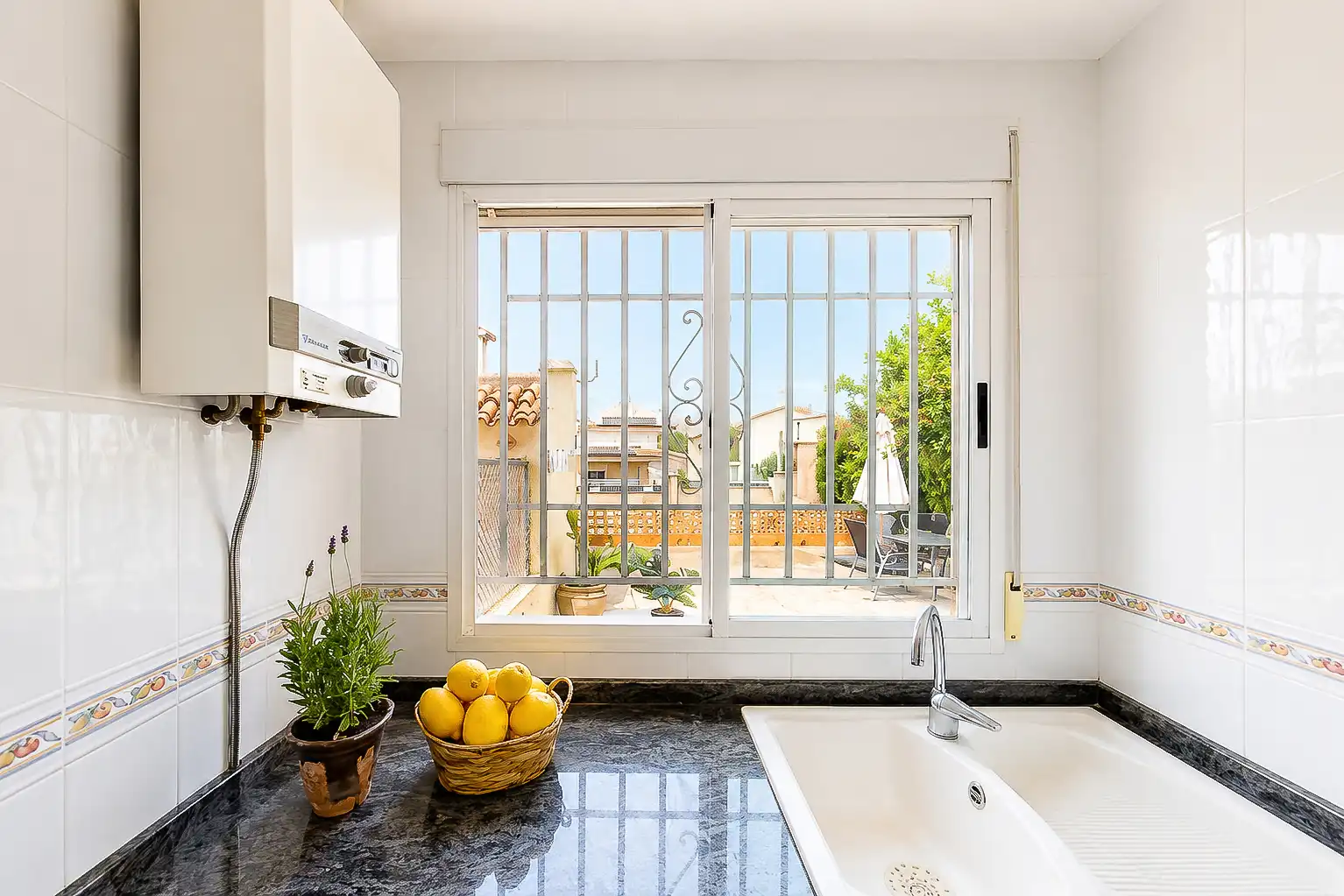 Cocina de Casa adosada en venta en Navajas con Aire acondicionado, Calefacción y Jardín privado
