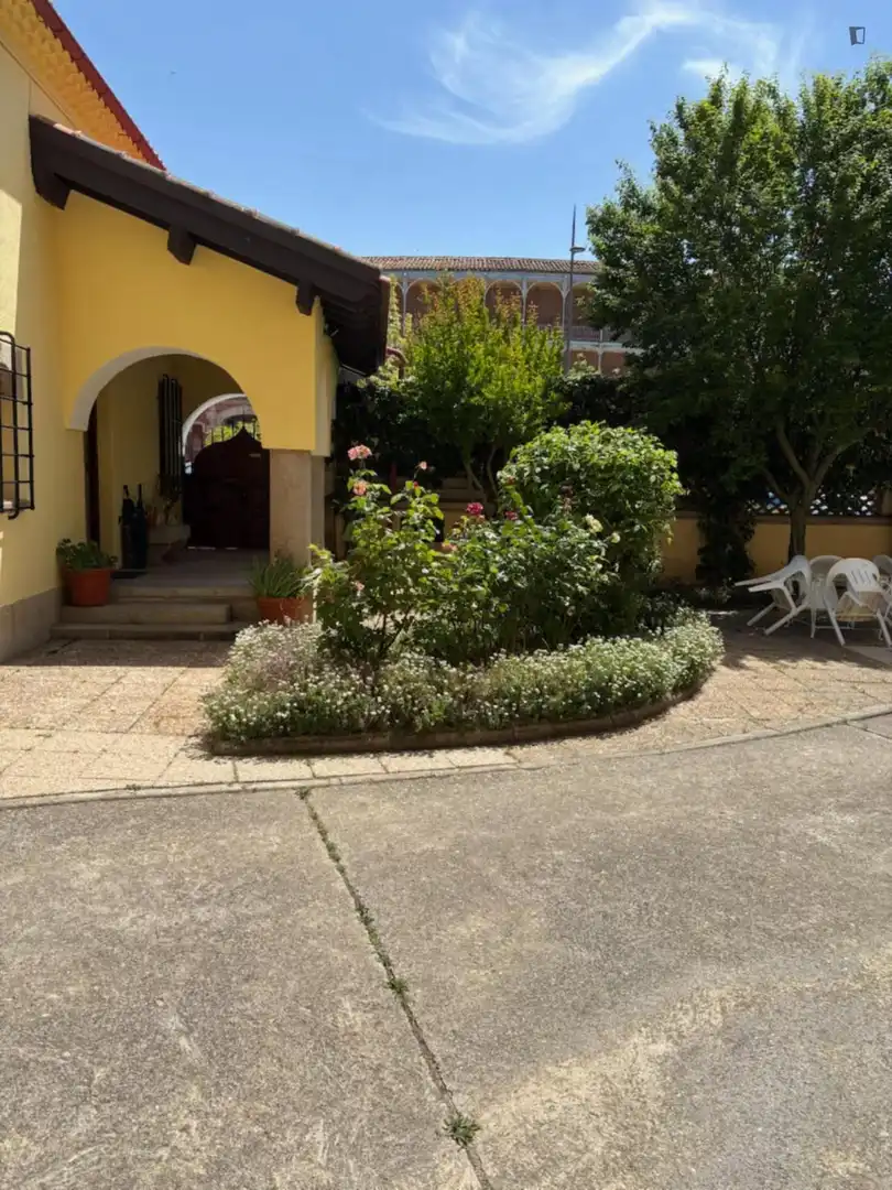 Garden of Houses for share in Salamanca  with Heating, Furnished and Internet